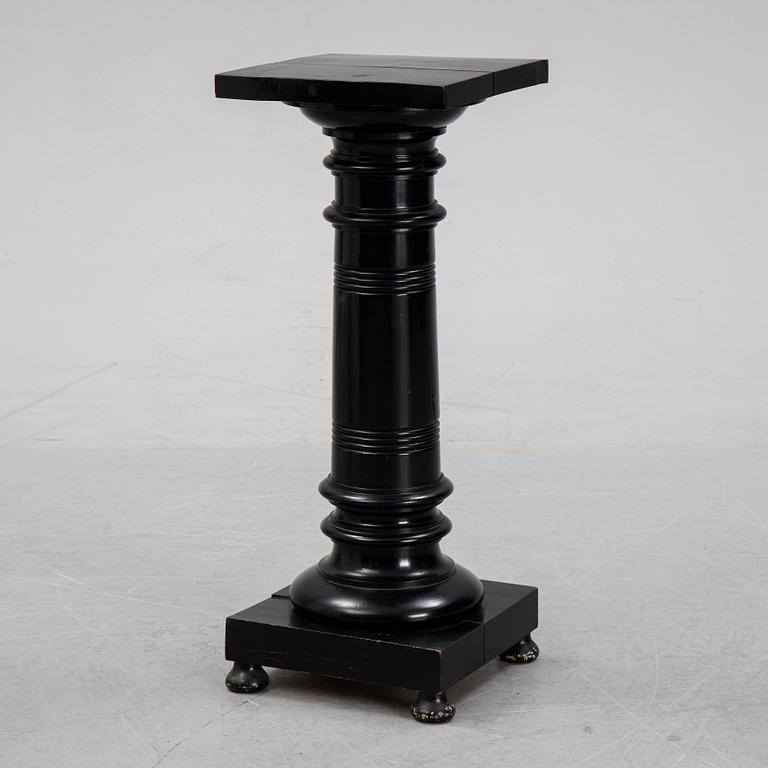 A painted pedestal, end of the 19th Century.