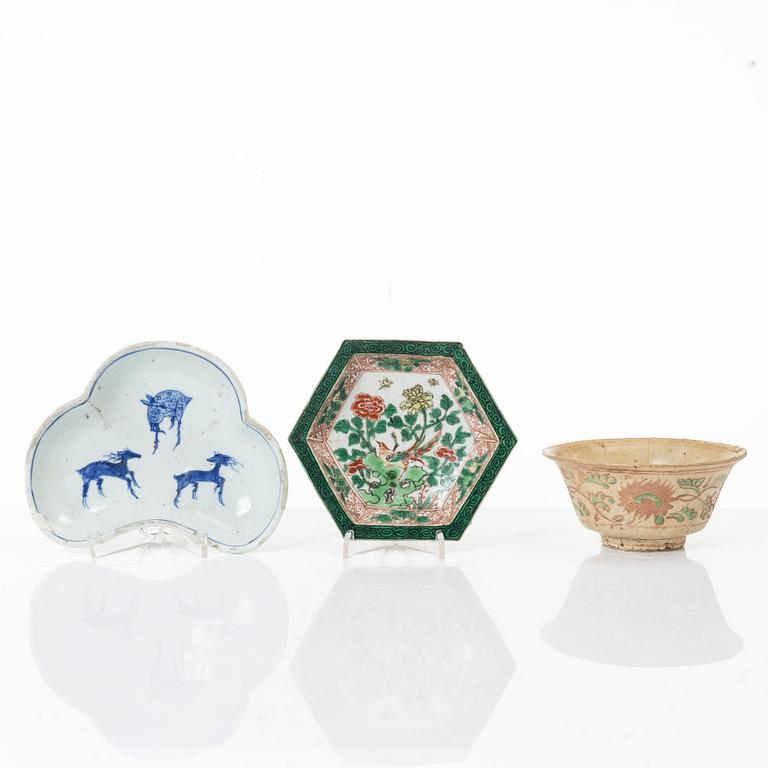 Skålfat, tre stycken, porslin. Kina, 1600-tal.