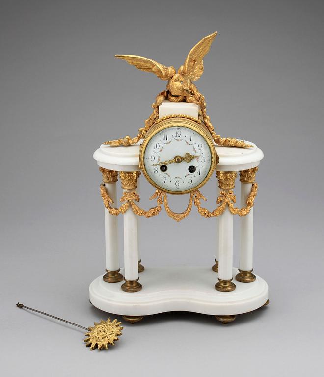 BORDSPENDYL, Louis XVI-stil, 1900-talets början.