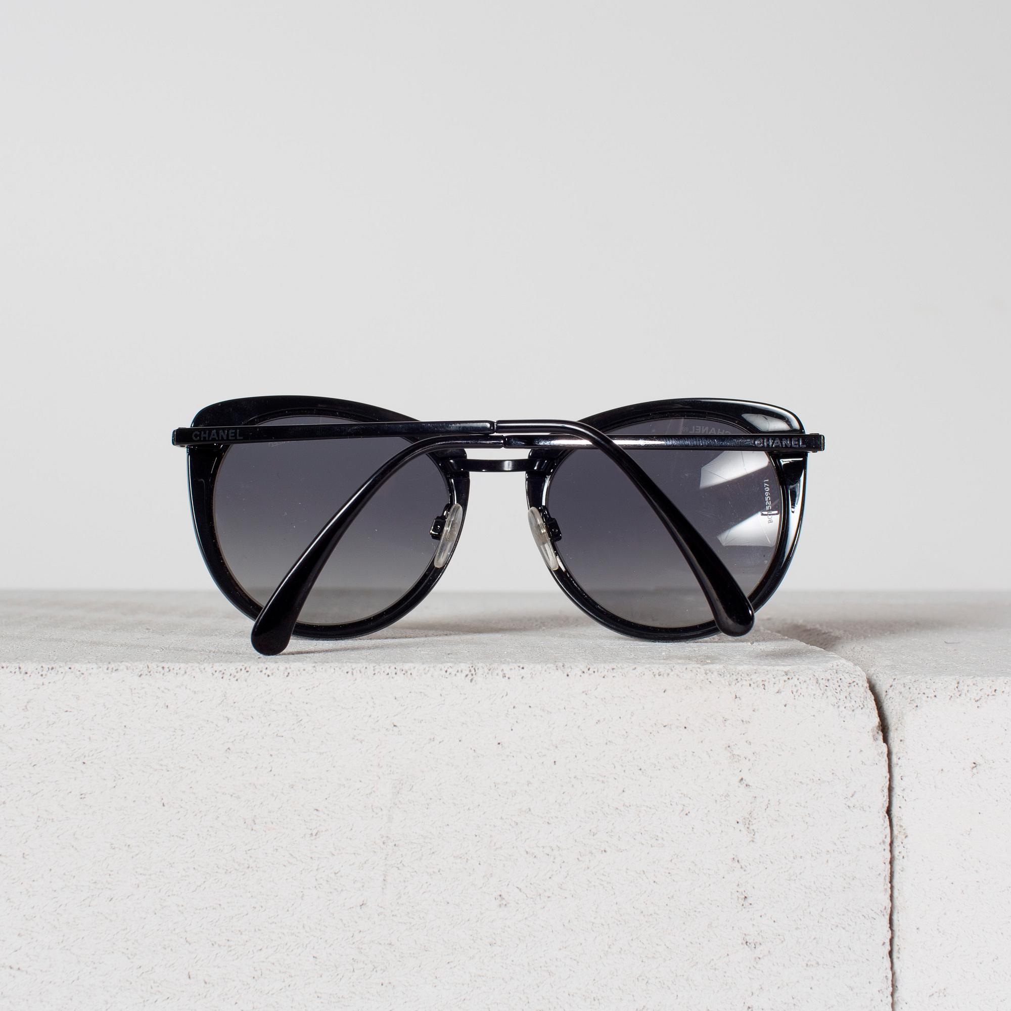 SOLGLASÖGON från Chanel.