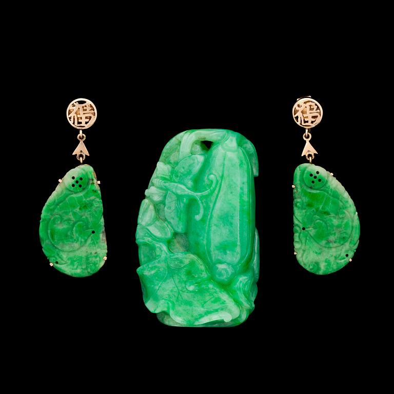 A jade pendant, early 20th century.
