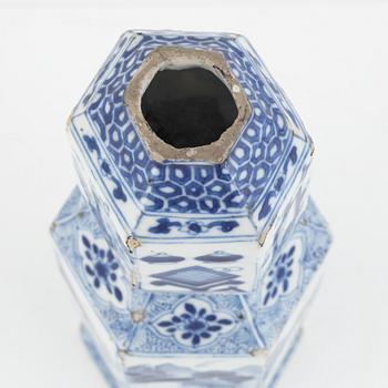 A blue and white vase, Qing dynasty, Kangxi (1662-1722).