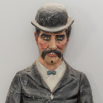FIGURDOCKOR, ett par, Papier maché,  föreställande Fyrtornet och Släpvagnen. 1900-talets första hälft.