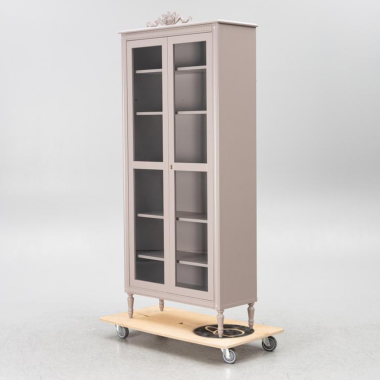 Vitrinskåp, gustaviansk stil, "Signum Gustavus", samtida.