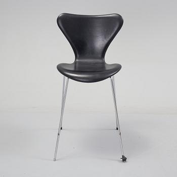 ARNE JACOBSEN, stolsdelar till "Liljan/Måsen" och "Sjuan", ca 9 delar.