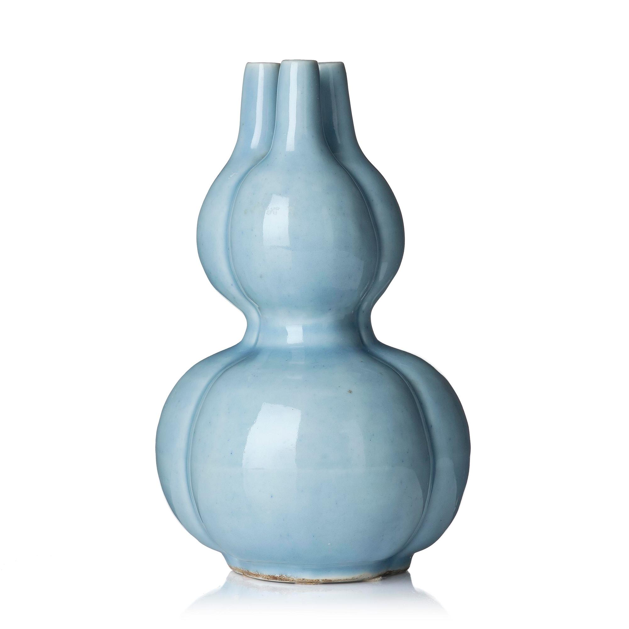 A 'claire de lune' glazed double-gourd vase, Qing dynasty 18/19th century.