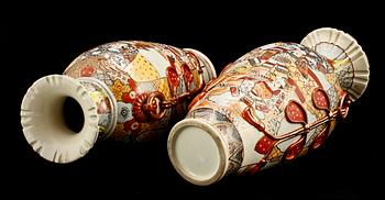 VASER, ett par, porslin, Satsuma, Japan, 1900-tal.