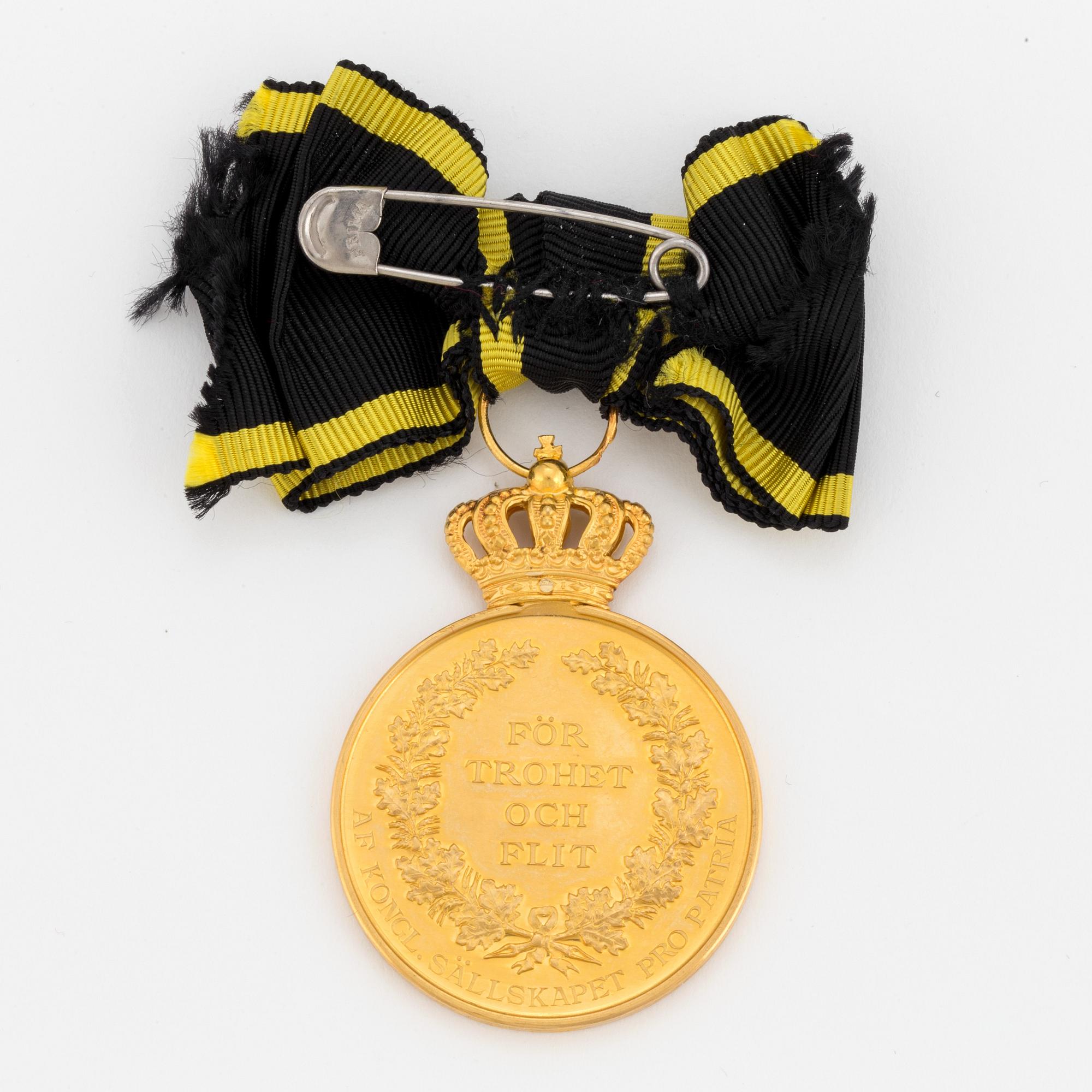 MEDALJ, 18 k guld, Pro Patria, Gustaf V, 1946. Vikt ca 30 gram.