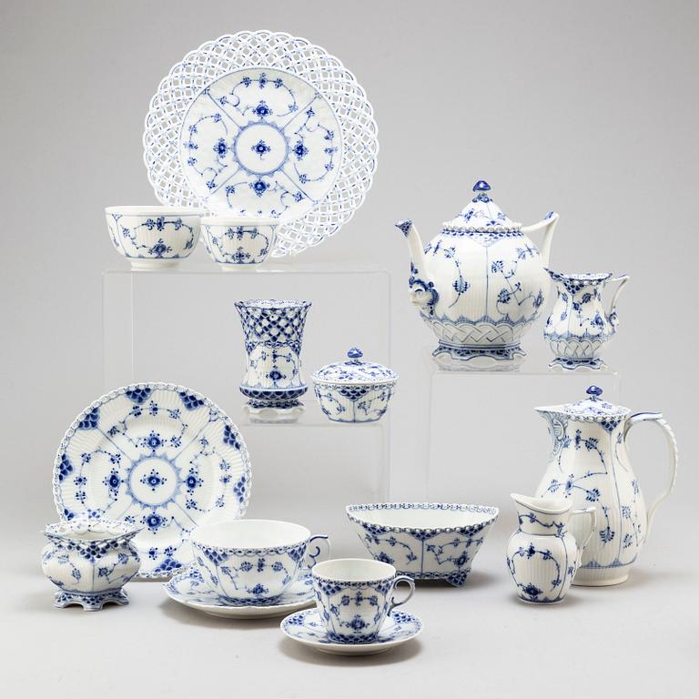 A Royal Copenhagen, Musselmaalet service, 20th Century. (46 pieces).