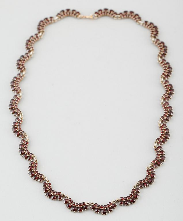 COLLIER, förgyllt silver och granater.