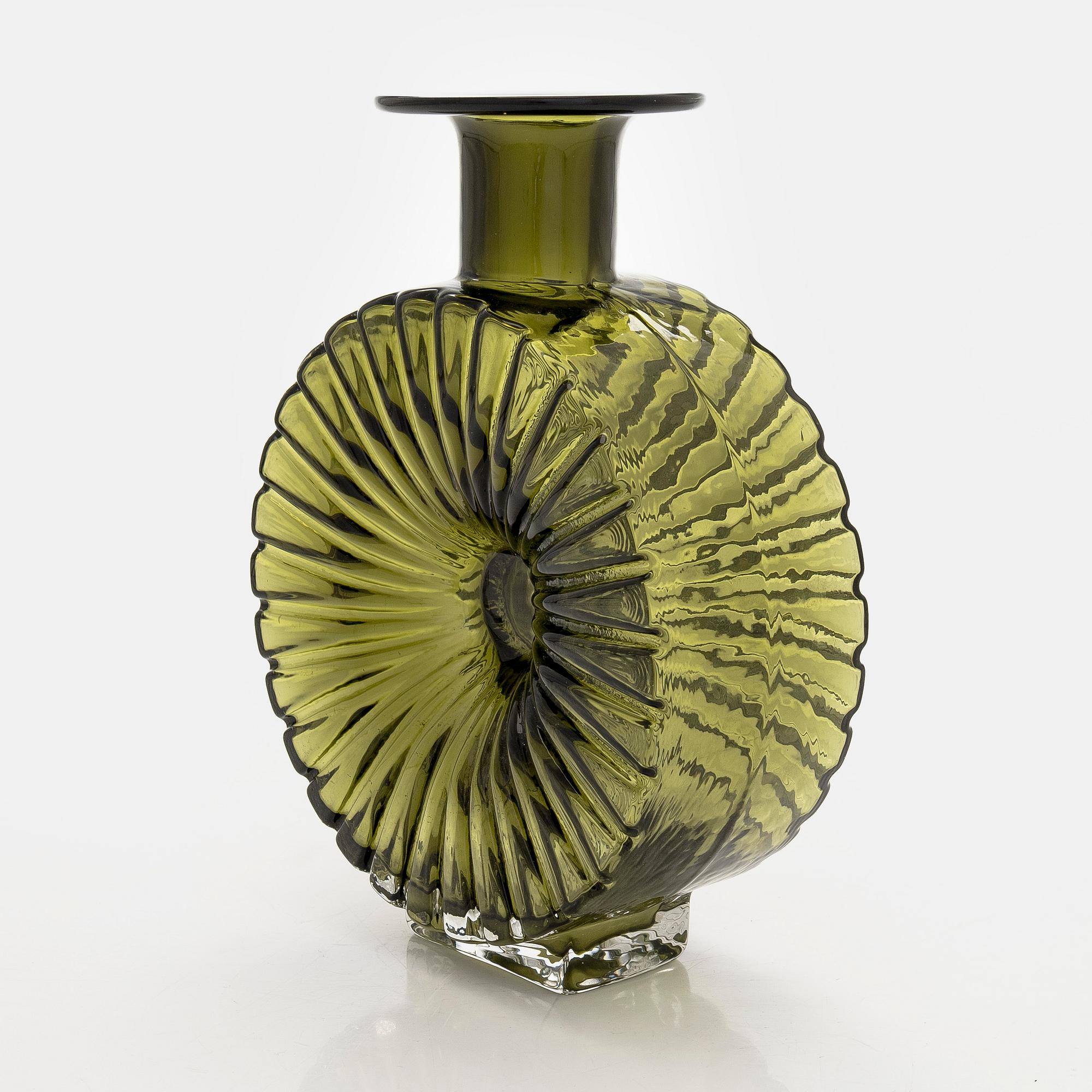 Helena Tynell, a 'Sun bottle' for Riihimäen Lasi Oy. In production 1964-1974.