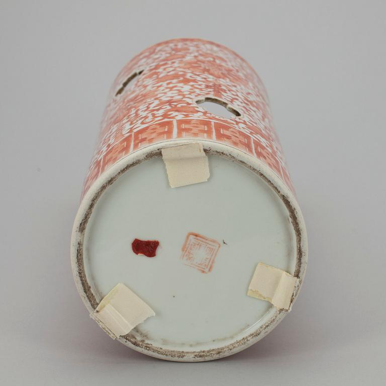 PERUKSTOCK / HATTSTÄLL, porslin, Kina, omkring 1900.