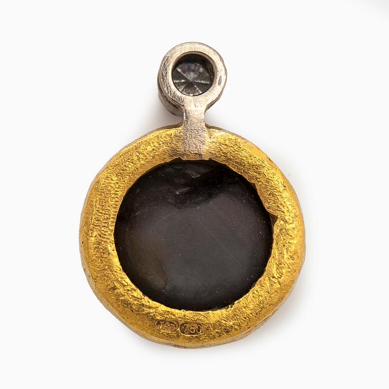 Pendant, cabochon-cut star sapphire, brilliant-cut diamond, 18K gold.