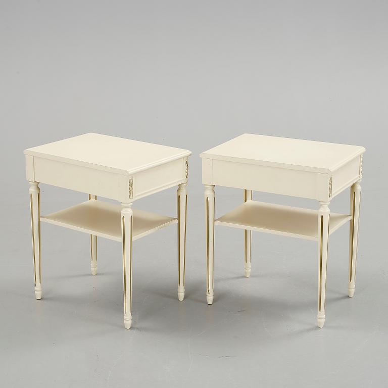 SÄNGBORD, ett par, gustaviansk stil, 1900-tal.