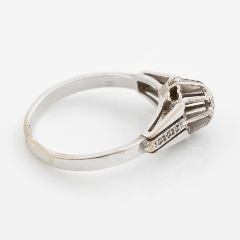 Ring, 18K vitguld med små diamanter.