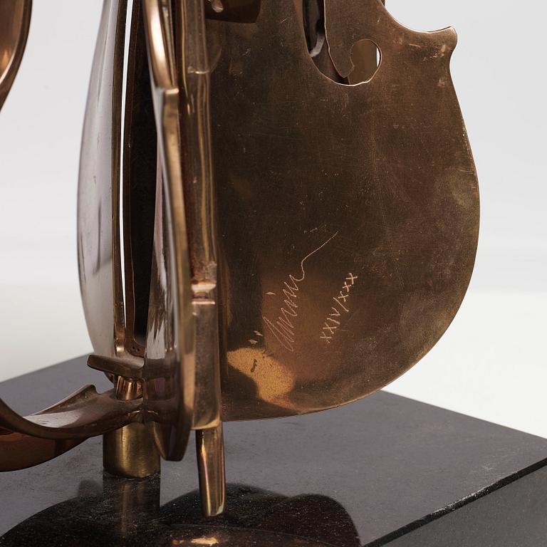 Fernandez Arman, Sliced violin, 1994.