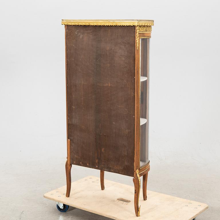 Vitrinskåp Louis XV-stil 1900-talets första hälft.