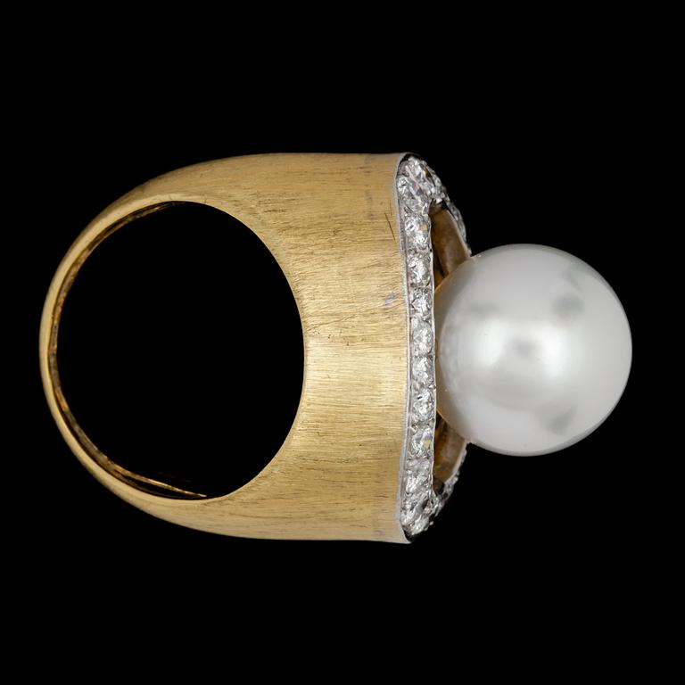 A cultured South sea pearl, 12,4 mm, and brilliant cut diamond ring, tot. 1.50 cts.