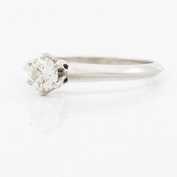 Tiffany & Co, ring, solitaire, platinum with a brilliant-cut diamond 0.41 ct. Marked Tiffany & Co. With certificate.