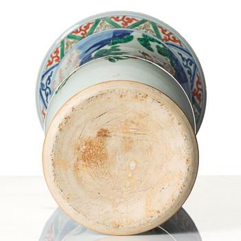 A wucai decorated vase, Qing dynasty, early Kangxi (1662-1722).