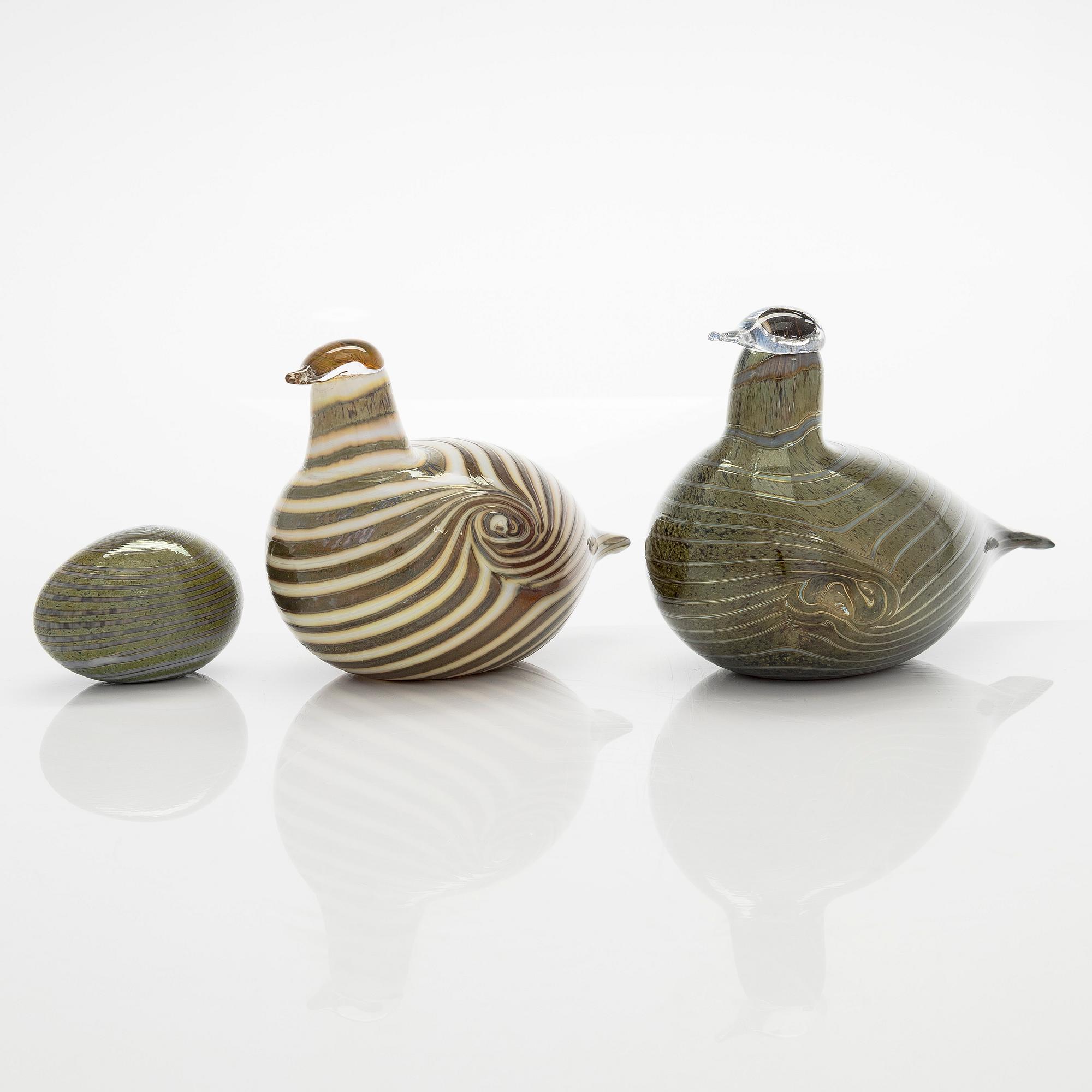 Oiva Toikka, Two glassbirds 'Alli' and an egg, signed O. Toikka Nuutajärvi.