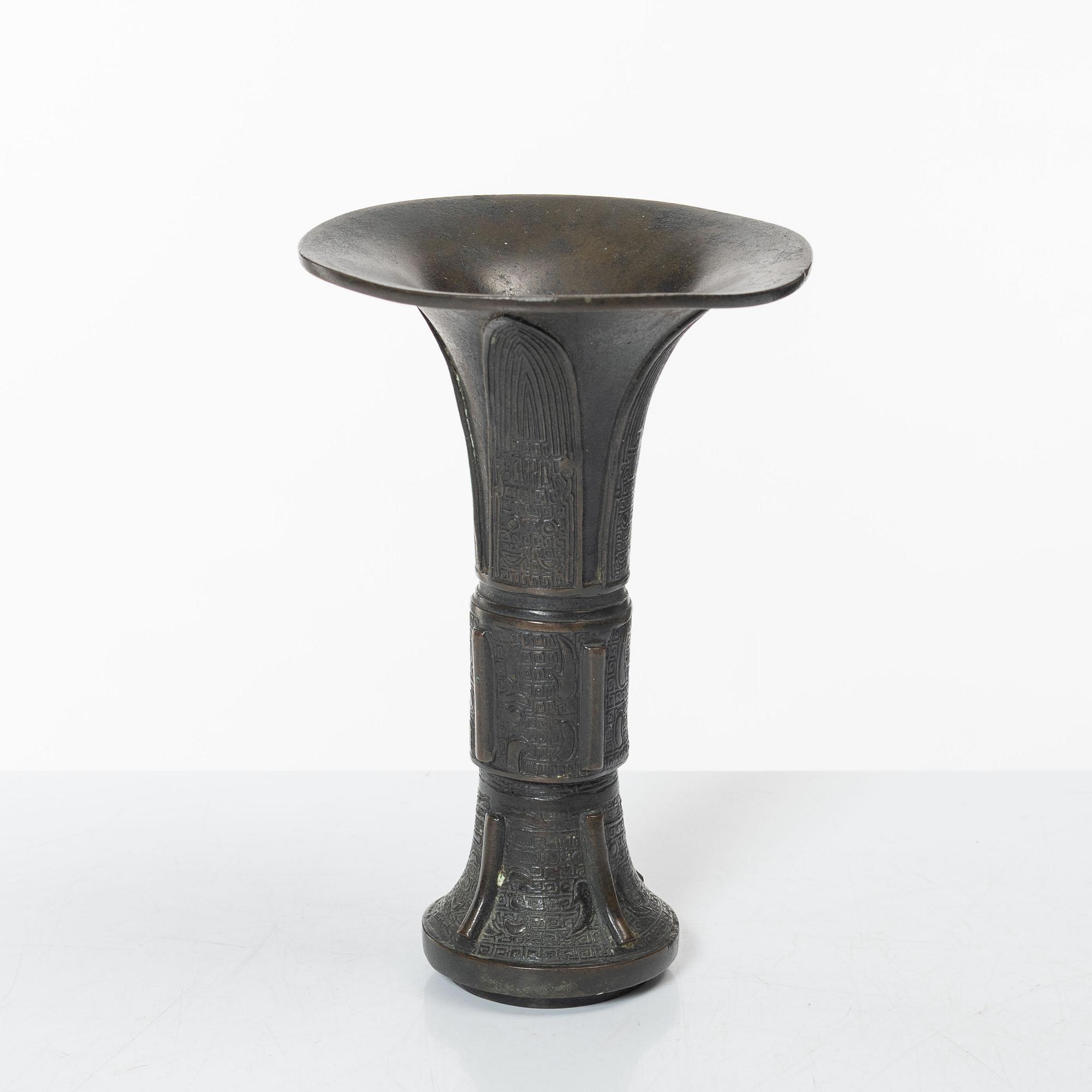 An archaistic bronze vase, Gu, Qing dynasty (1644-1912).