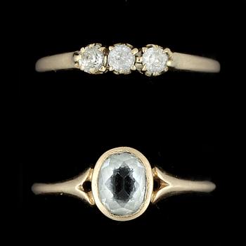RINGAR, 2 st, 18k guld, bla. med ädelberyll. Total vikt ca 3 g.
