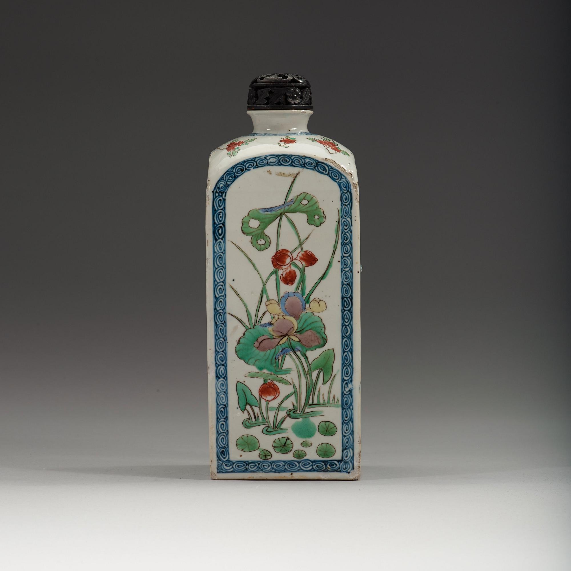 A square famille verte bottle, Qing dynasty, Kangxi (1662-1722).