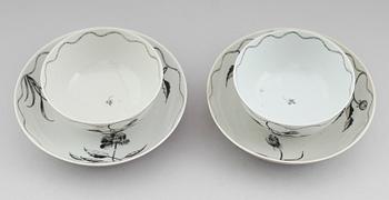 SKÅLAR med fat, 1 par, porslin, Kina, Qianlong 1736-1795.