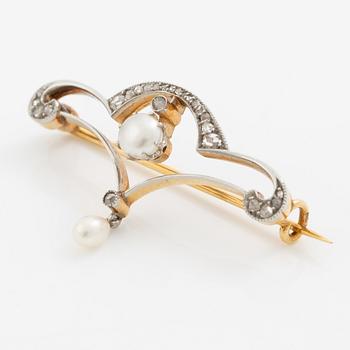 Brooch 18K gold with pearls and rose-cut diamonds.