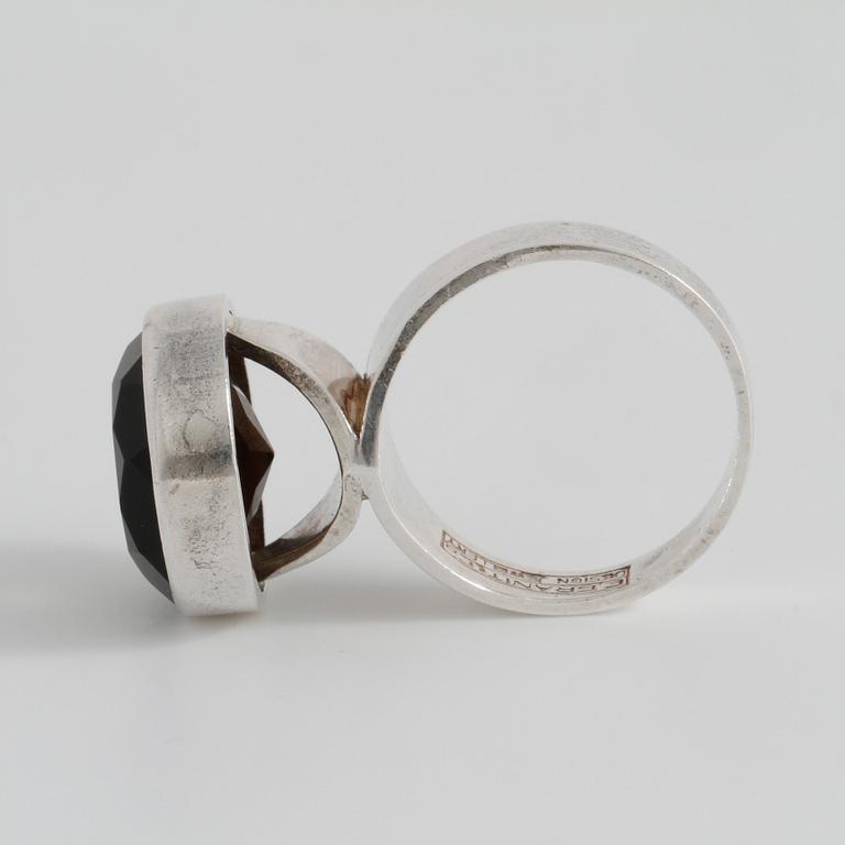 ERIK GRANIT, Helsingfors, 1971, ring med fasettslipad rökkvarts.