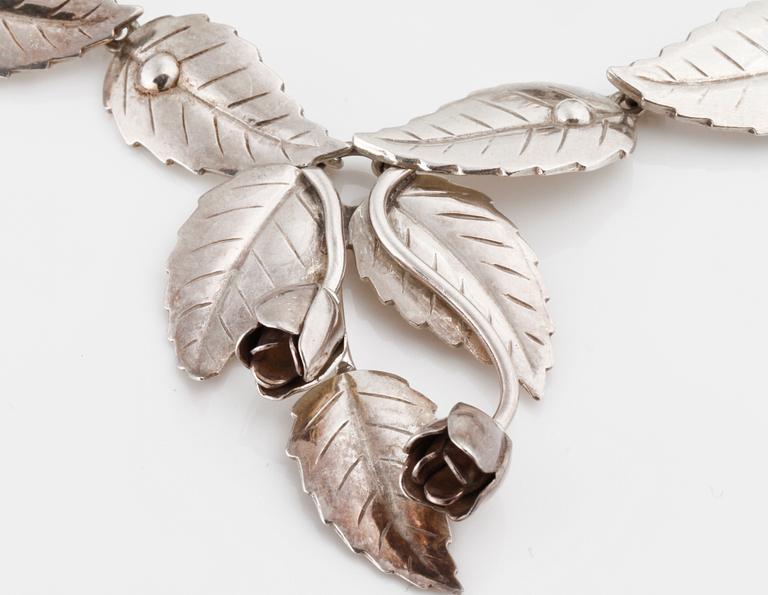 COLLIER, ARMBAND, BROSCH samt ÖRHÄNGEN, ett par, John Lauritzen och S Christian Fogh, Danmark.