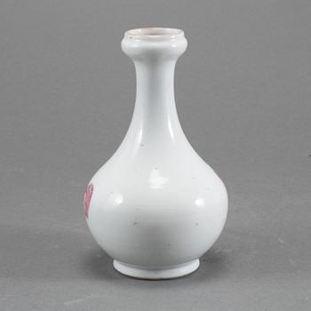 VAS, porslin, Kina, möjligen Tung-chih (1862-1875).