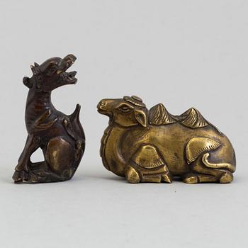 PENSELSTÄLL, två stycken, brons. Qingdynastin, 1700-tal.
