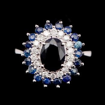 RING, 10 k vitguld, safirer tot  ca 2.96 ct samt briljantslipade diamanter tot 0.53 ct.
