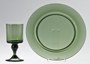 GLAS 6 st samt TALLRIKAR 6 st, glas. Trol Reijmyre, 1900-talets andra hälft.