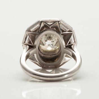 SORMUS,  platinaa, onyx. Cushionhiottu timantti 5.20 ct + baguettehiottuja timantteja n. 2 ct. Yhteensä 7.20 ct. Ranska.