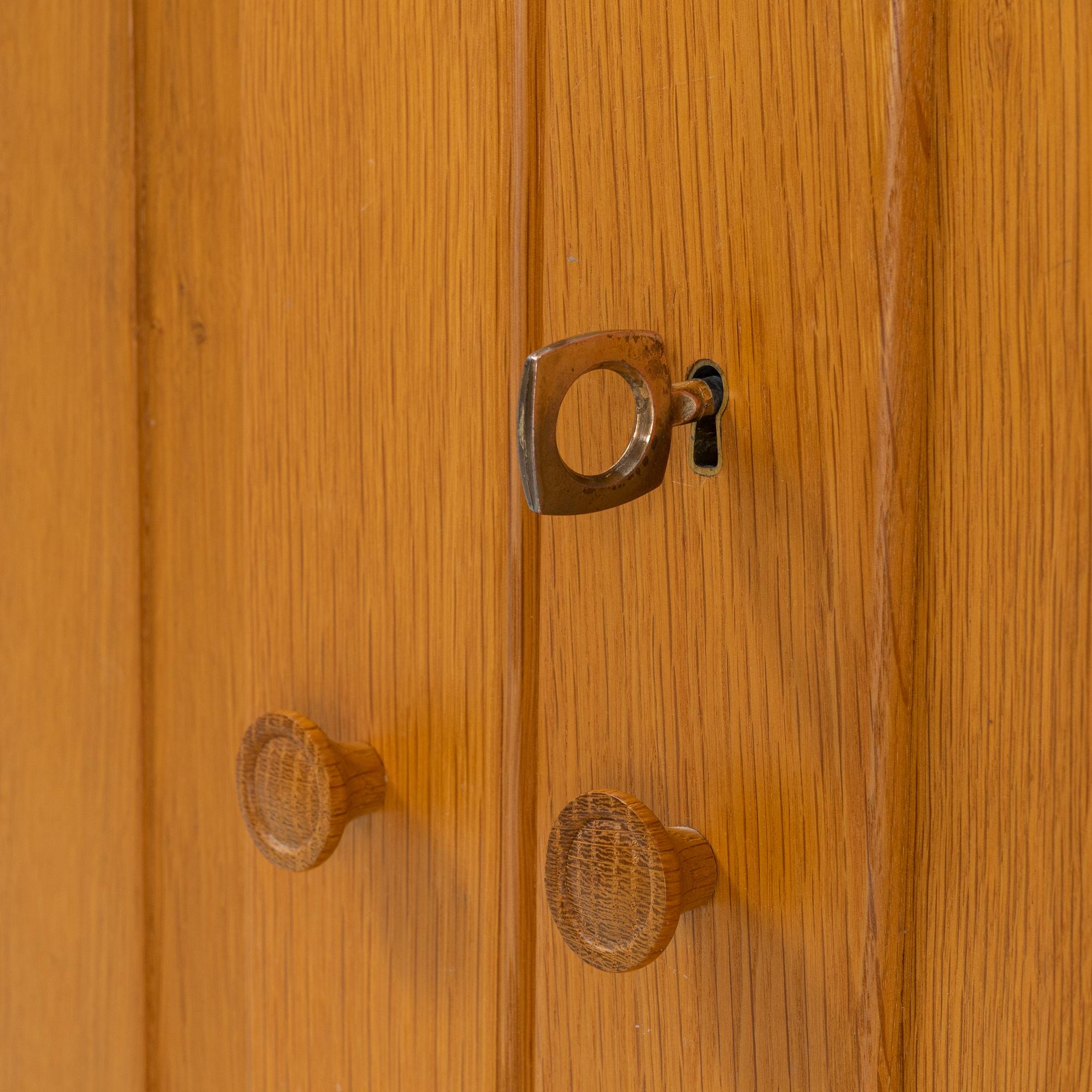 Carl Malmsten, a pair of oak 'Visingsö' bookcases/cabinets, second half of the 20th Century.
