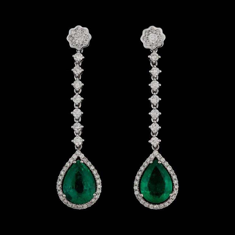 Diamantgradering, A pair of emerald, 5.25 cts in total, and diamond, 1.43 cts in total, earrings.