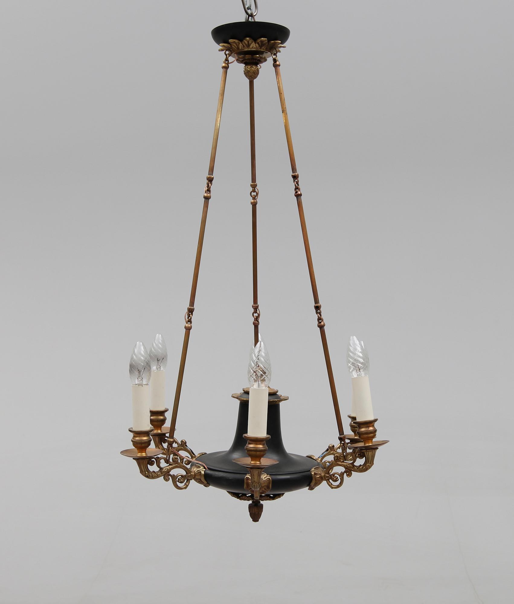 TAKAMPEL, empirestil, 1900-talets första hälft. Höjd ca 80 cm.
