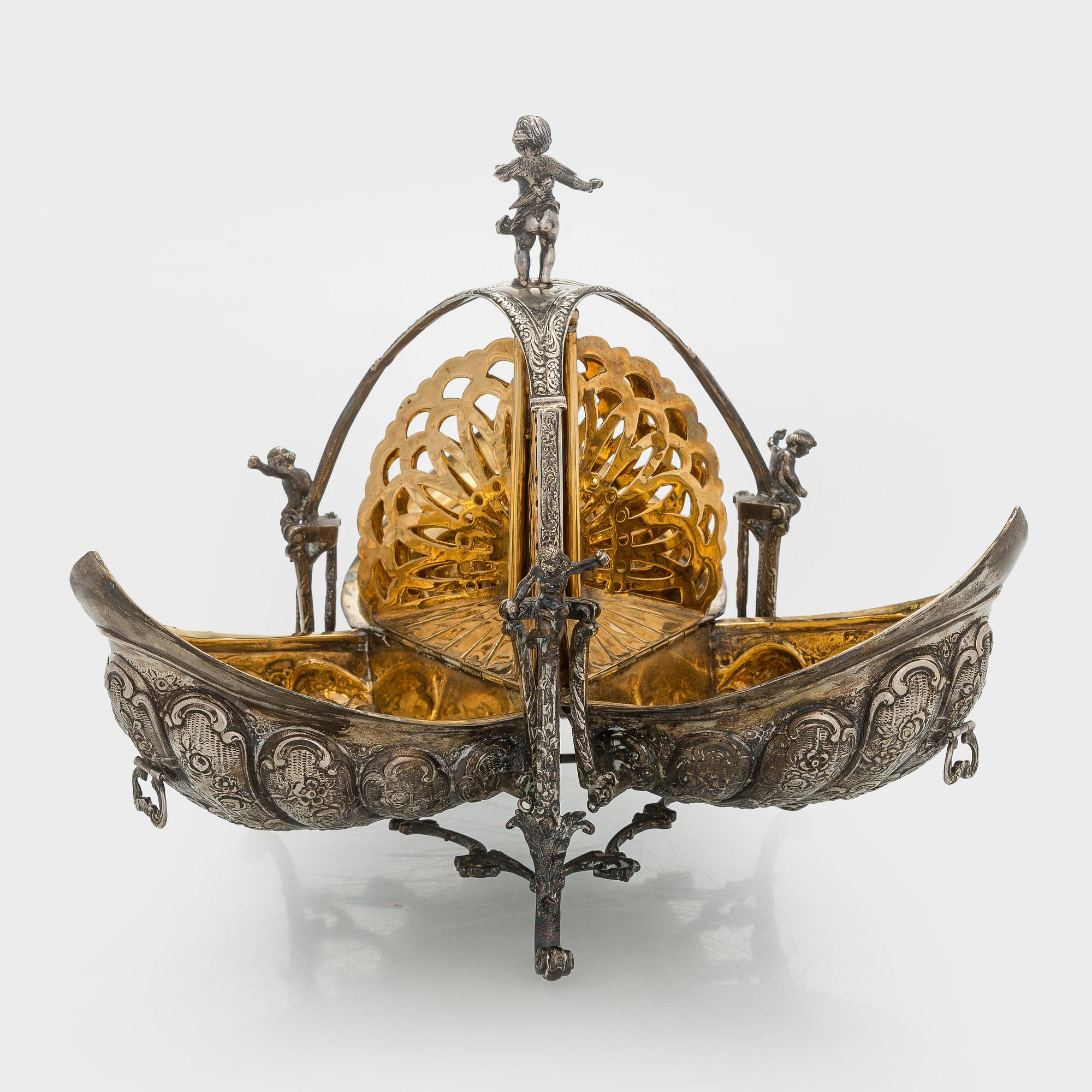 Biscuit / bread warmer, silver, Holland, later half of the 20th century.