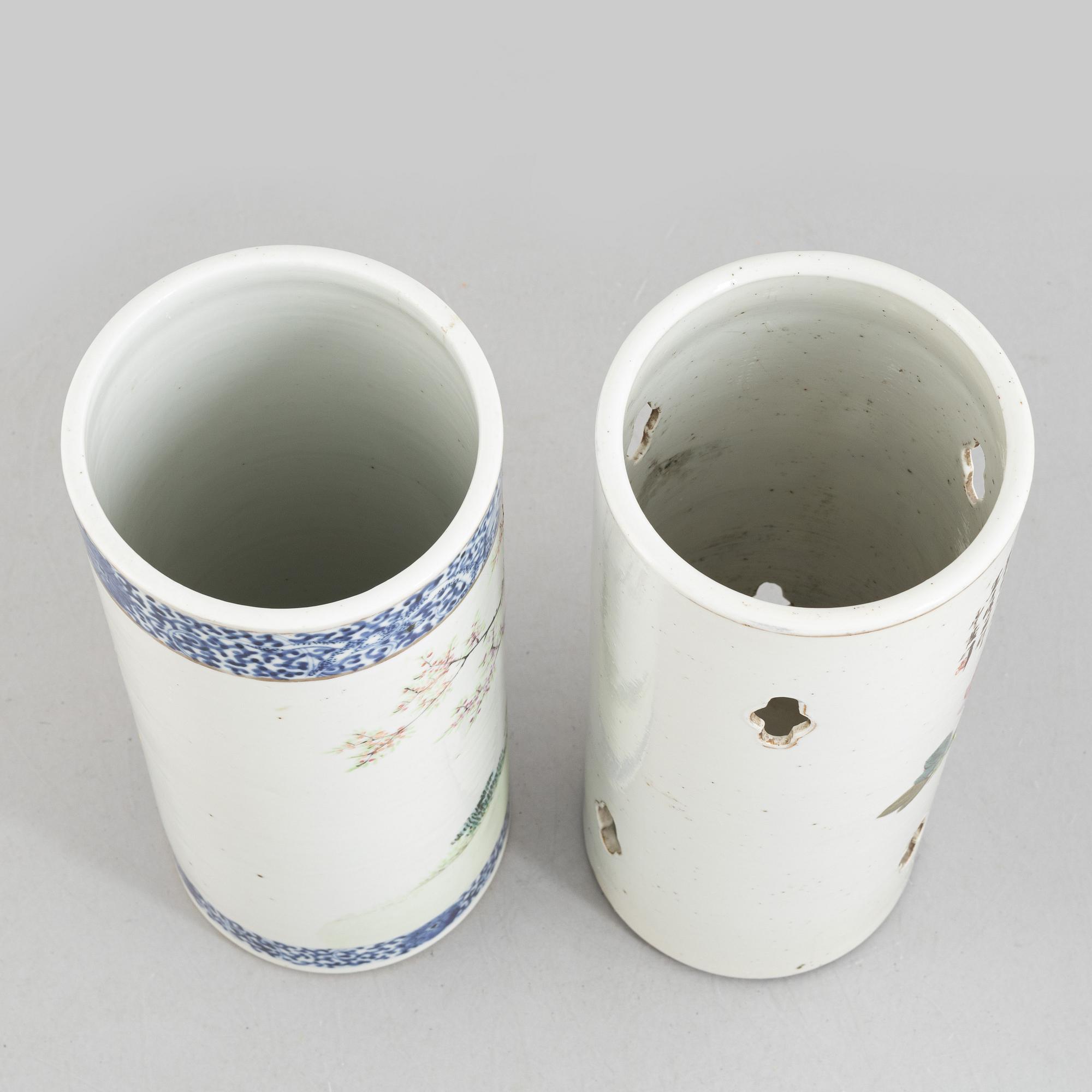 A Chinese porcelain brushpot and a hatstand, first part of the 20th century.