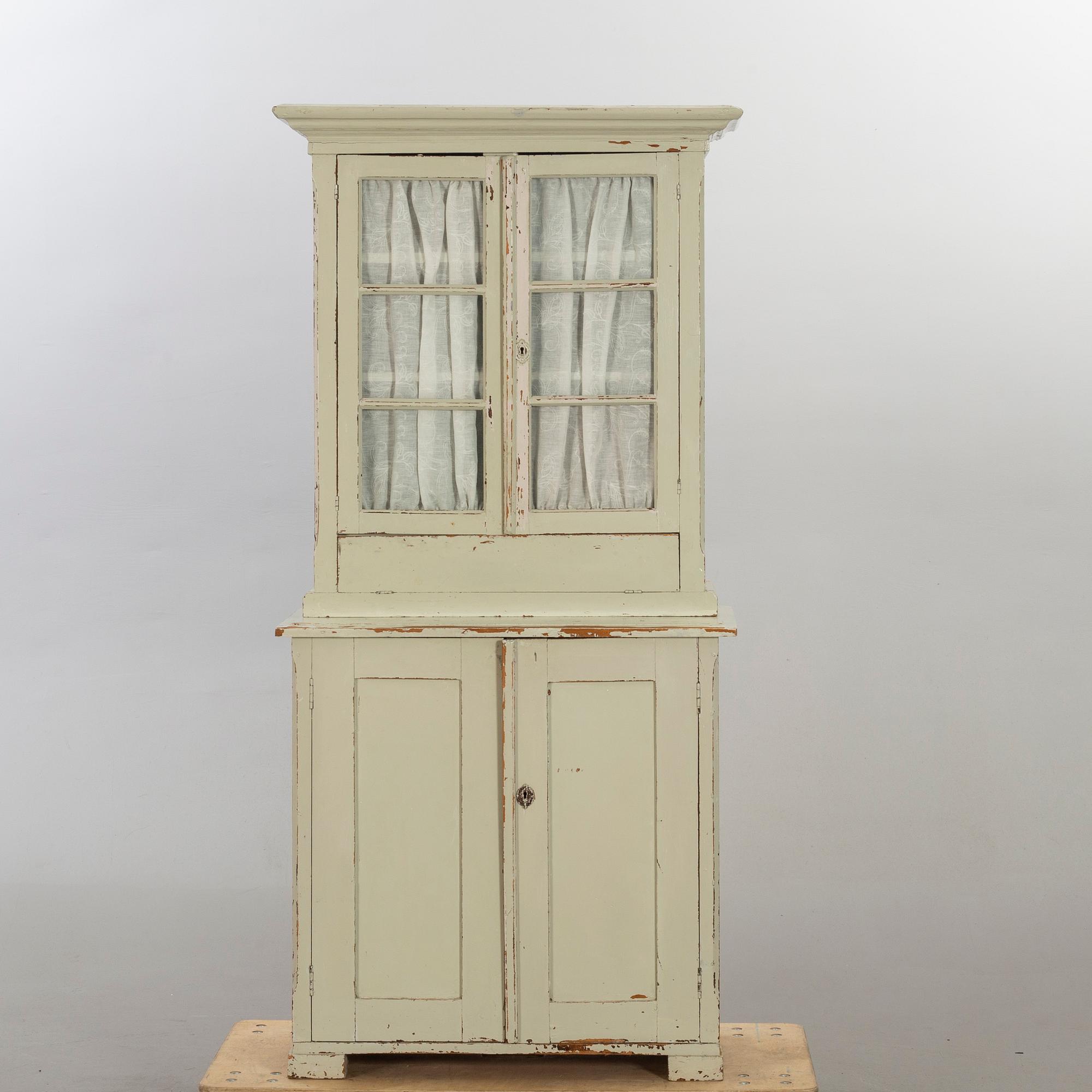 VITRINSKÅP, 1800-tal.