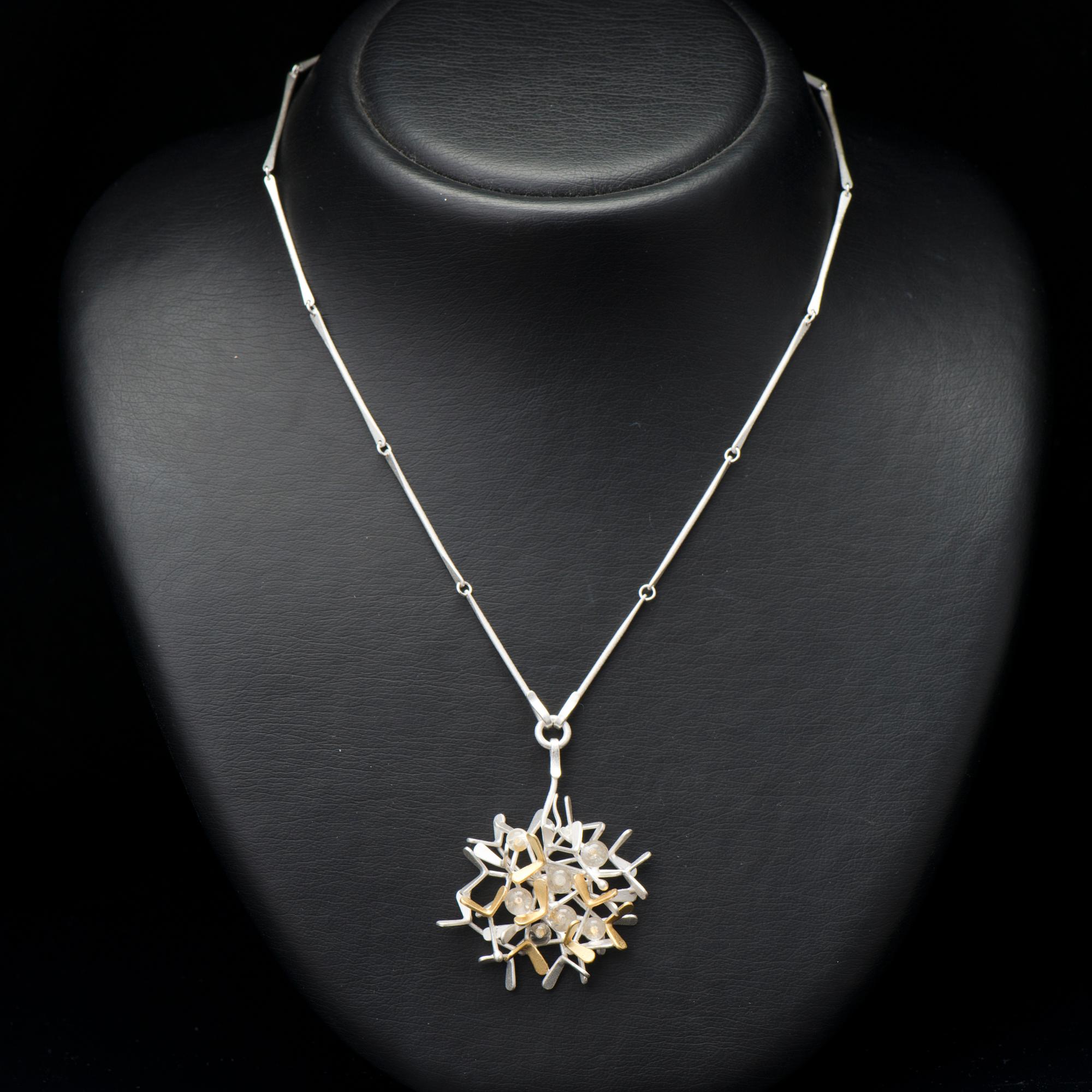 CHAO-HSIEN KUO, RIIPUS,  "Flying seeds / raindrop pendant", hopeaa, keum-boo 24K kultafolio, vuorikide, 2015.