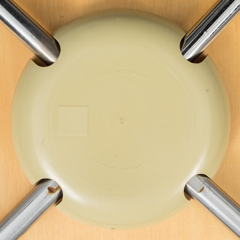 ARNE JACOBSEN, a pair of leather upholstered armchairs by Fritz Hansen, Danmark.