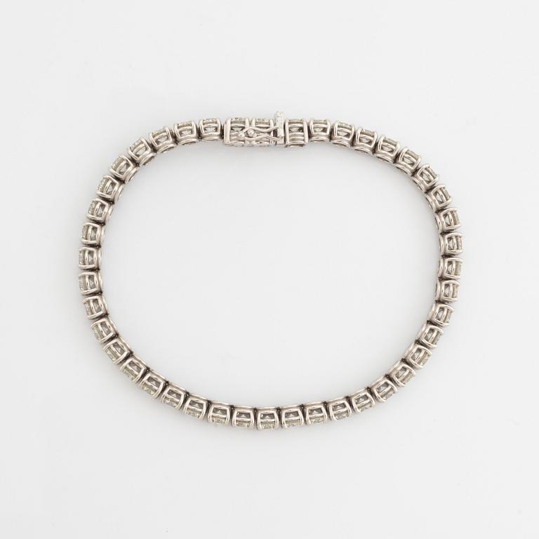 Brilliant-cut diamond tennis bracelet.