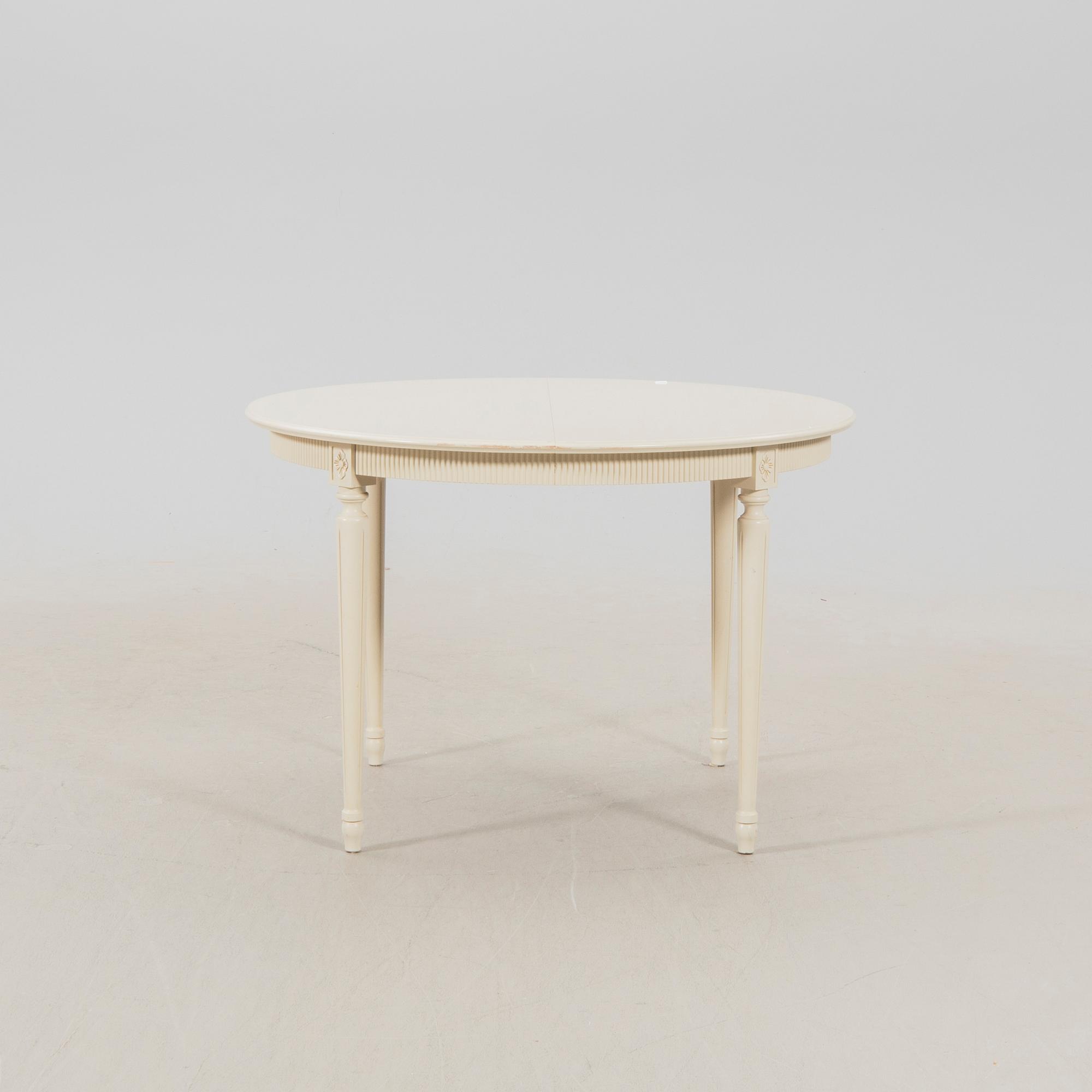 A late 20th century painted Gustavian style 5 pcs dining suit.