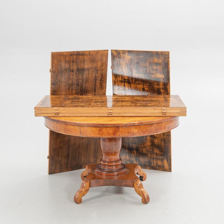 Dining table, Empire style, first half of the 20th century.