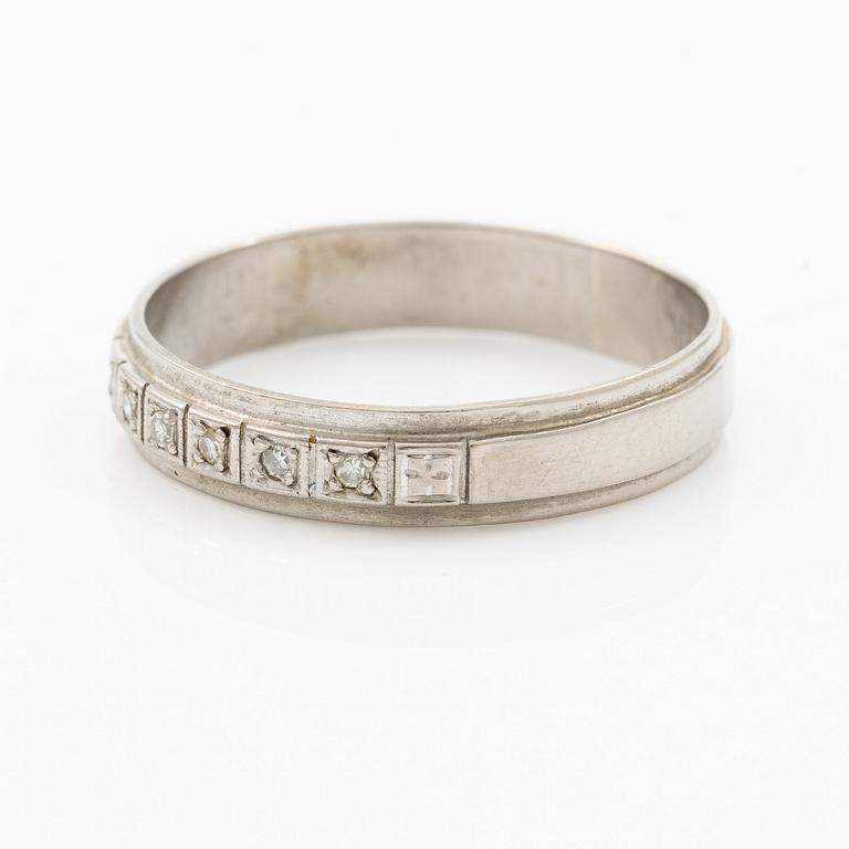 Ring halvallians 18K vitguld med små åttkantslipade diamanter.