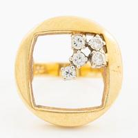Ring in 18K gold set with round brilliant-cut diamonds.